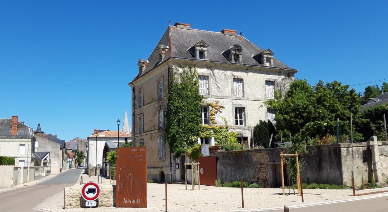 Le Voltaire Bed & Breakfast Airvault Exterior foto