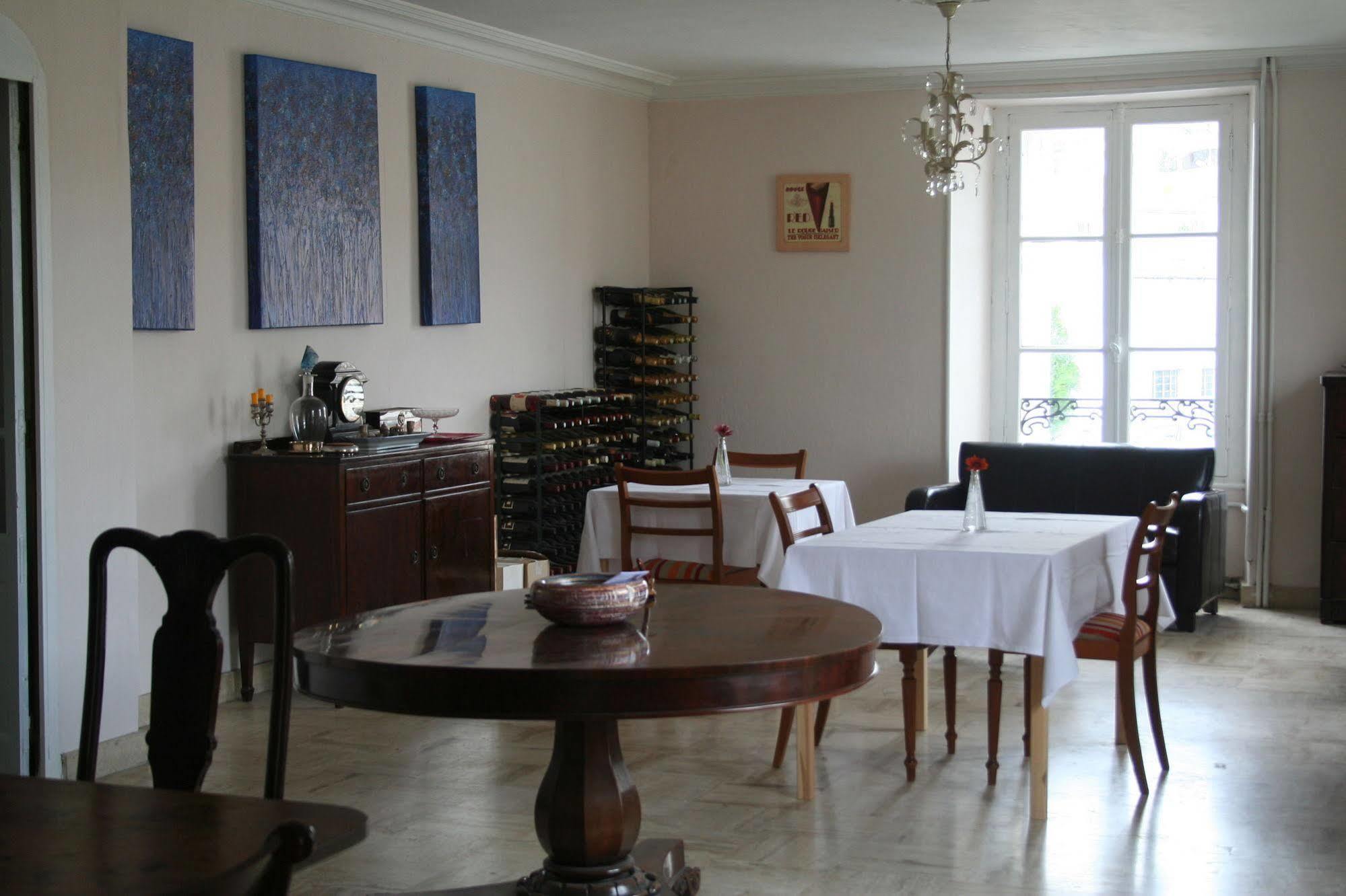 Le Voltaire Bed & Breakfast Airvault Exterior foto